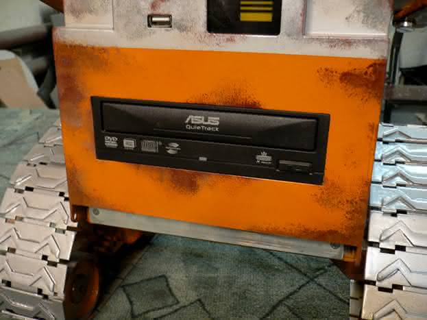 wall-e-computer-case-mod-90 wall-e-computer-case-mod-90